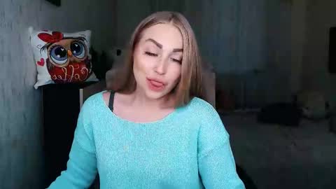 Snapshot of _kittyboo chatting on 11-30-25, 08:07 Aleksa online show from 11-30-25, 08:07