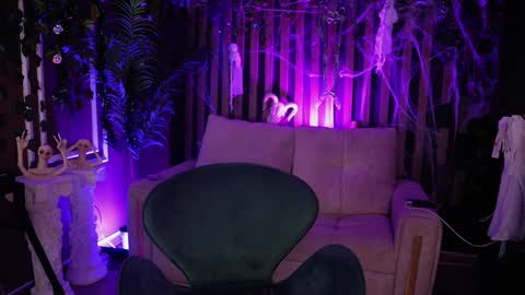 Snapshot of _kleo_ chatting on 10-28-25, 11:07 online show from 10-28-25, 11:07