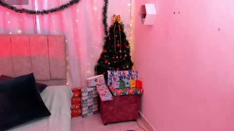 Snapshot of _little_ivy chatting on 12-18-24, 08:03 Ivy 3 online show from 12-18-24, 08:03