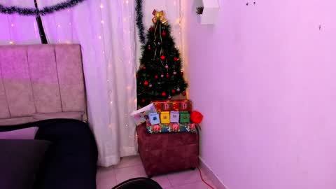 Snapshot of _little_ivy chatting on 01-02-25, 10:11 Ivy 3 online show from 01-02-25, 10:11