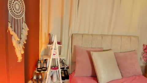 Snapshot of _little_ivy chatting on 09-17-25, 09:16 Ivy 3 online show from 09-17-25, 09:16