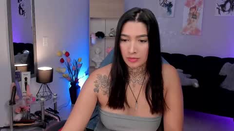 Snapshot of _louane_bour chatting on 02-12-25, 11:51  Laura  Independent Model  online show from 02-12-25, 11:51