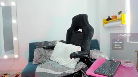 Juli online show from 11-25-25, 03:34