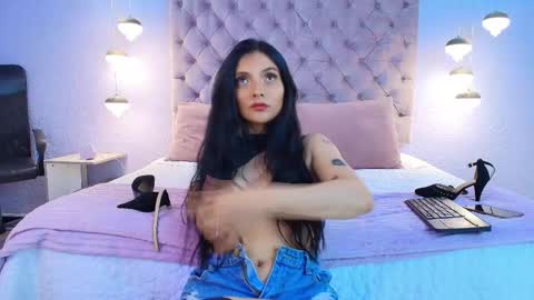 Snapshot of _mia___x chatting on 10-10-25, 11:53 Mia online show from 10-10-25, 11:53