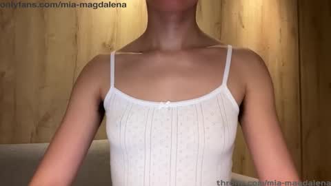 Mia Magdalena online show from 01-16-26, 02:37