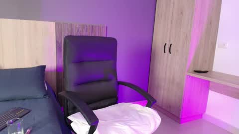 Snapshot of _miamiller_ chatting on 02-18-25, 11:08 _miamiller_ online show from 02-18-25, 11:08