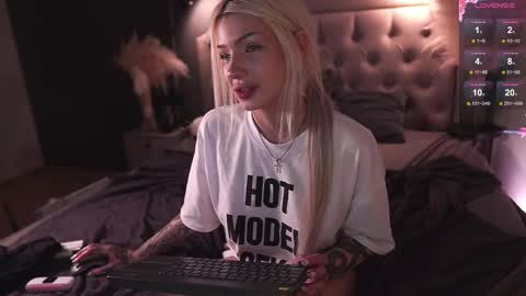 Snapshot of _miumiu_ chatting on 02-20-25, 03:23 Sasha online show from 02-20-25, 03:23