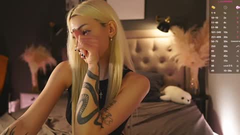 Snapshot of _miumiu_ chatting on 02-22-25, 05:46 Sasha online show from 02-22-25, 05:46