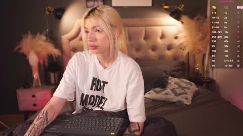 Snapshot of _miumiu_ chatting on 03-07-25, 05:51 Sasha online show from 03-07-25, 05:51