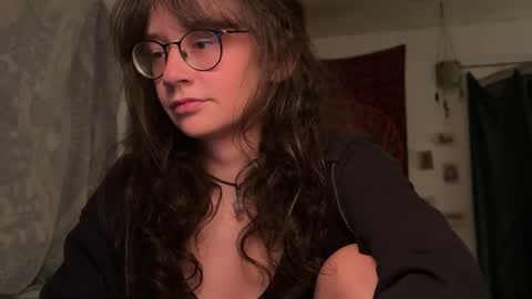 Snapshot of _nyxo chatting on 05-18-26, 08:25 Mila online show from 05-18-26, 08:25