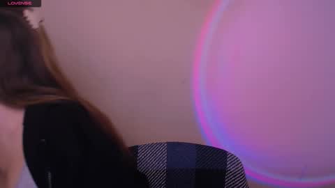 Snapshot of _oliviax_ chatting on 11-12-25, 10:37 Olivia online show from 11-12-25, 10:37