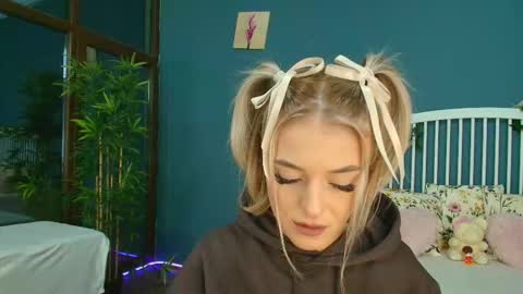 Snapshot of _parishill chatting on 10-23-25, 04:23 Alisa online show from 10-23-25, 04:23