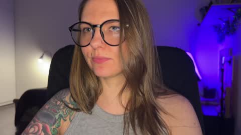  HADLY today day-off see u online 0112  online show from 12-18-24, 08:25