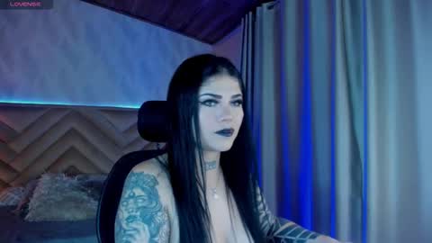 Snapshot of _raven_black chatting on 10-08-25, 12:03 Raven online show from 10-08-25, 12:03