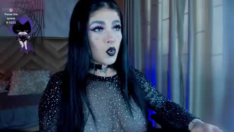 Snapshot of _raven_black chatting on 10-22-25, 11:32 Raven online show from 10-22-25, 11:32