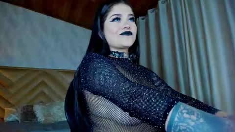 Snapshot of _raven_black chatting on 11-21-25, 11:53 Raven online show from 11-21-25, 11:53