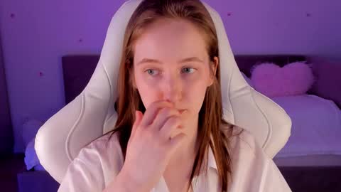 Snapshot of _secretelly_ chatting on 11-17-25, 11:16 _secretelly_ online show from 11-17-25, 11:16