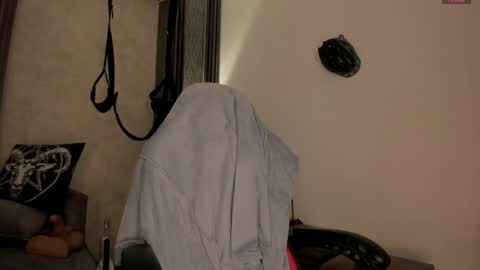 Snapshot of _selene_red chatting on 11-29-25, 04:32 Selene online show from 11-29-25, 04:32