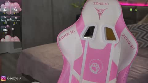 Snapshot of _sleepysis_ chatting on 09-12-25, 01:33 Ann online show from 09-12-25, 01:33