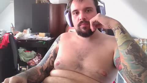 _smiley_bear27 online show from 11-11-25, 05:51