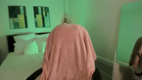 Sofi  Follow me  online show from 12-16-25, 06:51