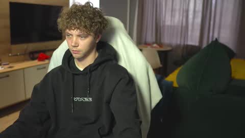 OLIVERpvt is open online show from 03-06-25, 12:09