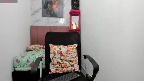 Snapshot of _tinny_hot chatting on 01-27-25, 04:33 tinny online show from 01-27-25, 04:33