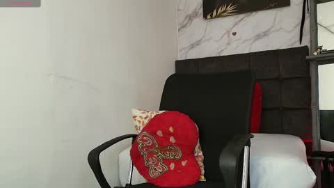 Snapshot of _tinny_hot chatting on 09-25-25, 02:43 tinny online show from 09-25-25, 02:43