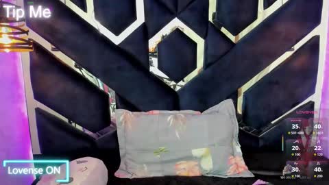 Snapshot of _vermell_ chatting on 10-26-25, 05:30 Vermeil online show from 10-26-25, 05:30