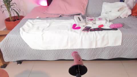 Snapshot of _veronicadeleon_ chatting on 02-19-25, 12:44 Veronica online show from 02-19-25, 12:44