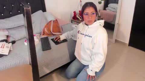 Snapshot of _veronicadeleon_ chatting on 03-06-25, 12:19 Veronica online show from 03-06-25, 12:19