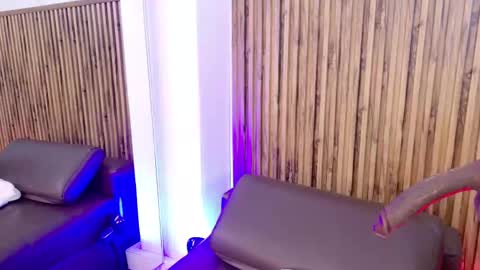 Snapshot of _veronicadeleon_ chatting on 10-08-25, 12:03 Veronica online show from 10-08-25, 12:03