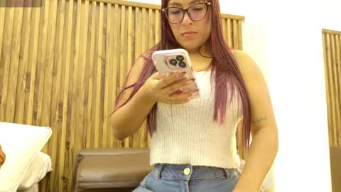 Snapshot of _veronicadeleon_ chatting on 10-21-25, 11:55 Veronica online show from 10-21-25, 11:55