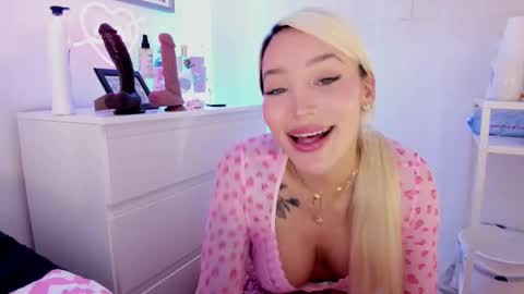 Snapshot of _viioletweekend_ chatting on 02-23-25, 12:08 online show from 02-23-25, 12:08