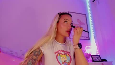 Snapshot of _viioletweekend_ chatting on 03-11-25, 08:42 online show from 03-11-25, 08:42