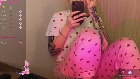 Snapshot of _viv1an_ chatting on 01-12-25, 06:27 Alis online show from 01-12-25, 06:27