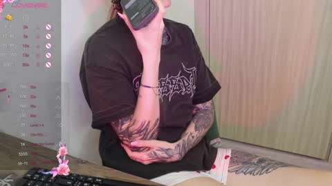 Snapshot of _viv1an_ chatting on 01-27-25, 07:46 Alis online show from 01-27-25, 07:46