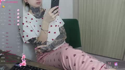 Snapshot of _viv1an_ chatting on 01-28-25, 08:04 Alis online show from 01-28-25, 08:04