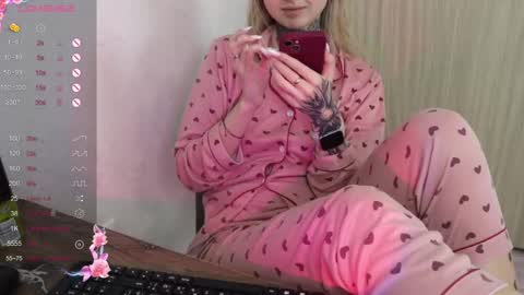 Snapshot of _viv1an_ chatting on 02-08-25, 11:12 Alis online show from 02-08-25, 11:12