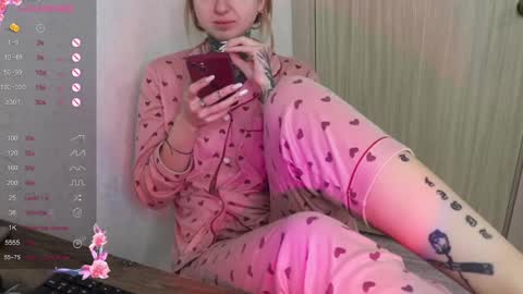 Snapshot of _viv1an_ chatting on 02-13-25, 06:20 Alis online show from 02-13-25, 06:20