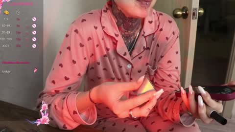 Snapshot of _viv1an_ chatting on 02-14-25, 12:25 Alis online show from 02-14-25, 12:25