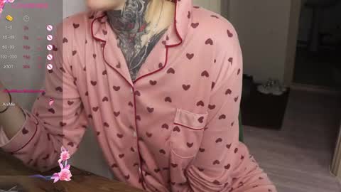 Snapshot of _viv1an_ chatting on 02-25-25, 07:20 Alis online show from 02-25-25, 07:20