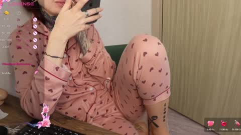 Snapshot of _viv1an_ chatting on 03-10-25, 05:43 Alis online show from 03-10-25, 05:43