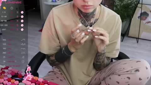 Snapshot of _viv1an_ chatting on 09-20-25, 10:49 Alis online show from 09-20-25, 10:49