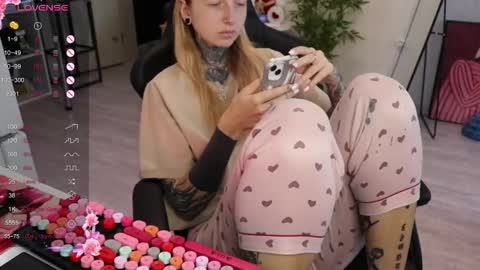 Snapshot of _viv1an_ chatting on 09-25-25, 09:02 Alis online show from 09-25-25, 09:02