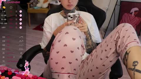 Snapshot of _viv1an_ chatting on 09-26-25, 09:13 Alis online show from 09-26-25, 09:13