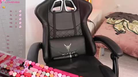 Snapshot of _viv1an_ chatting on 10-10-25, 12:26 Alis online show from 10-10-25, 12:26