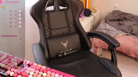 Snapshot of _viv1an_ chatting on 10-16-25, 06:58 Alis online show from 10-16-25, 06:58