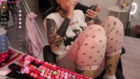 Snapshot of _viv1an_ chatting on 10-19-25, 08:04 Alis online show from 10-19-25, 08:04