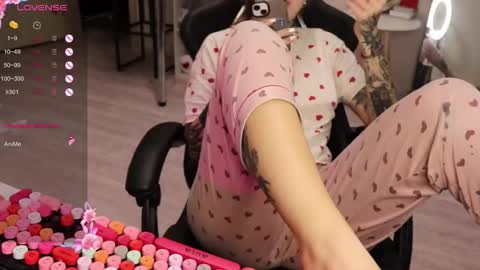 Snapshot of _viv1an_ chatting on 10-28-25, 07:01 Alis online show from 10-28-25, 07:01